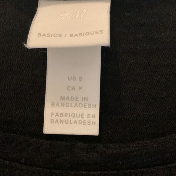 H&m black T-shirt with rolled sleeves. Tapered Hemline. Scoop neck. - Picture 7 of 9